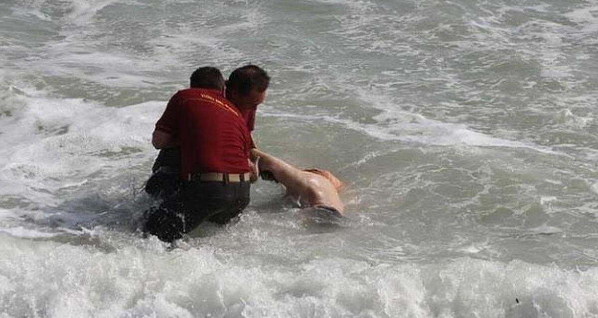 Padre e figlia rischiano di annegare, vengono salvati da alcuni bagnanti - 