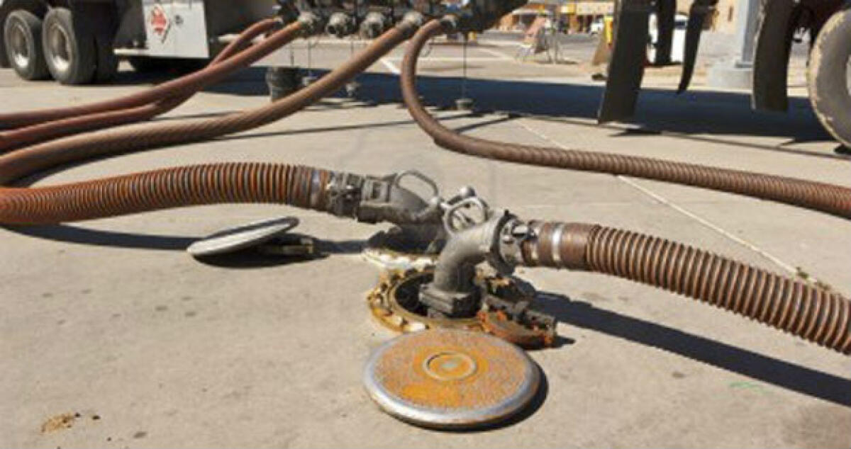 Pompe e barche per rubare gasolio dalla raffineria via mare: blitz a Bulala - 