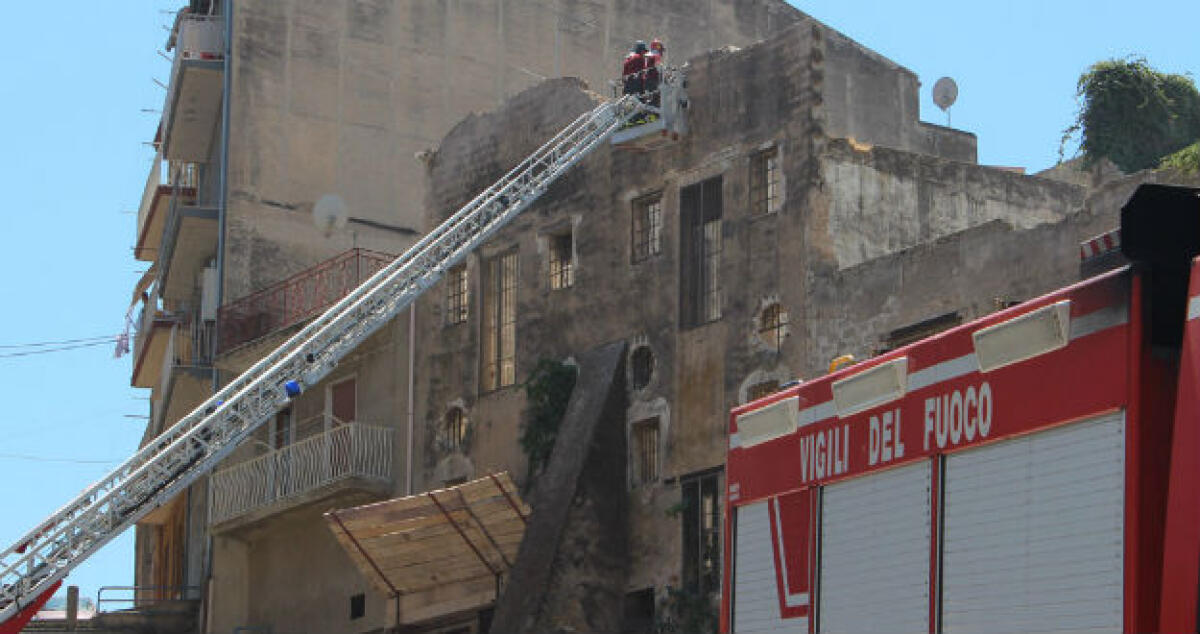 Ennesimo crollo all'ex molino Maione: calcinacci in strada e passanti a rischio - 