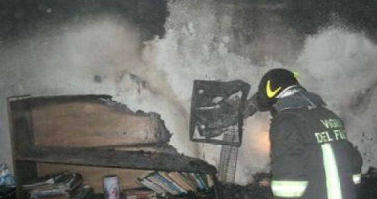 Rubano tutto e incendiano un'abitazione rurale, raid in contrada Priolo Sottano - 