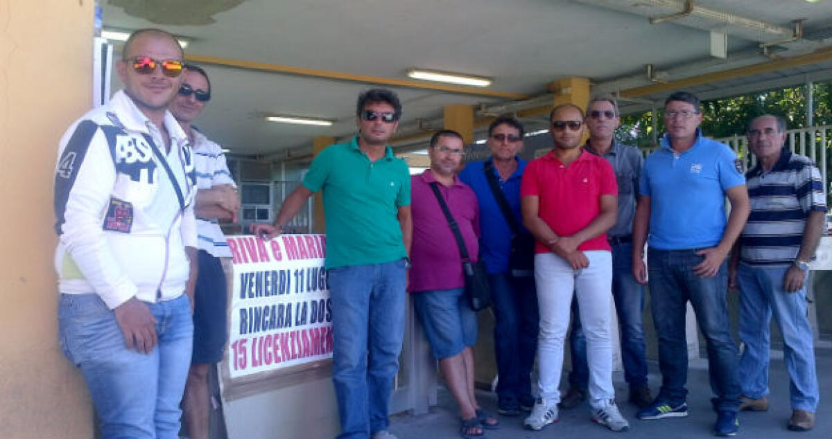 Operai Riva e Mariani davanti i cancelli Eni, "fuori dopo anni d'amianto" - 