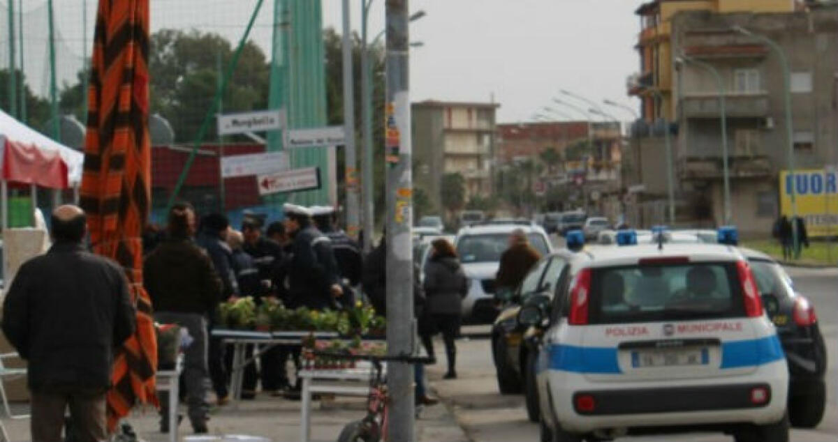 Ambulanti mai domi, intere vie occupate e la commissione scrive al sindaco - 