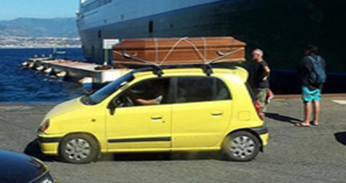 Rientra dalle ferie in auto e si porta dietro una bara: l'attracco "funebre" - 