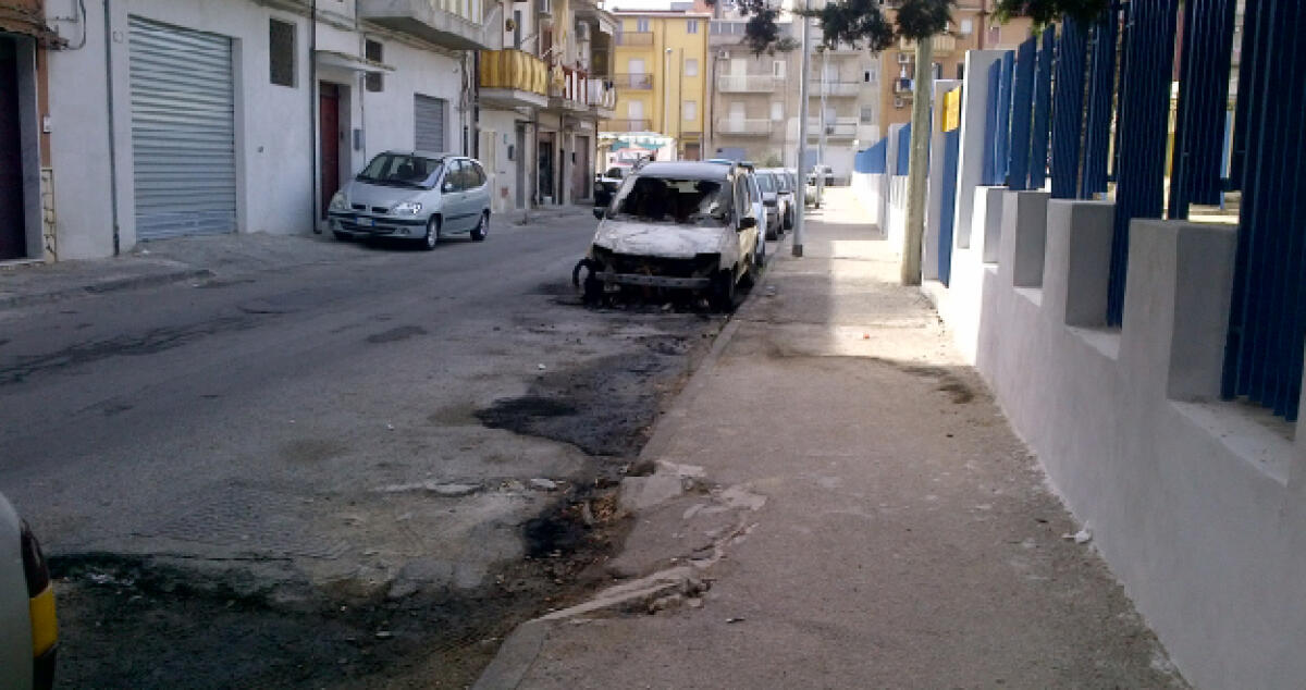Ancora fiamme nella notte, distrutta la Fiat Panda di un elettricista in via Nobel - 