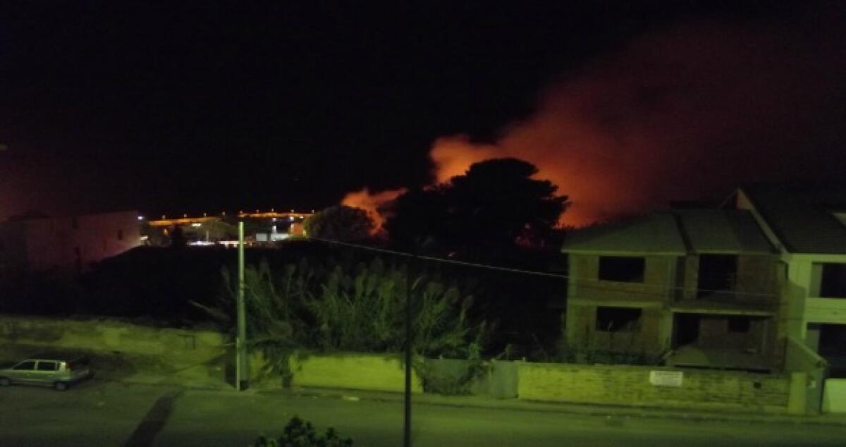Fiamme a Caposoprano, mezzi anticendio evitano il peggio spegnendo il rogo - 