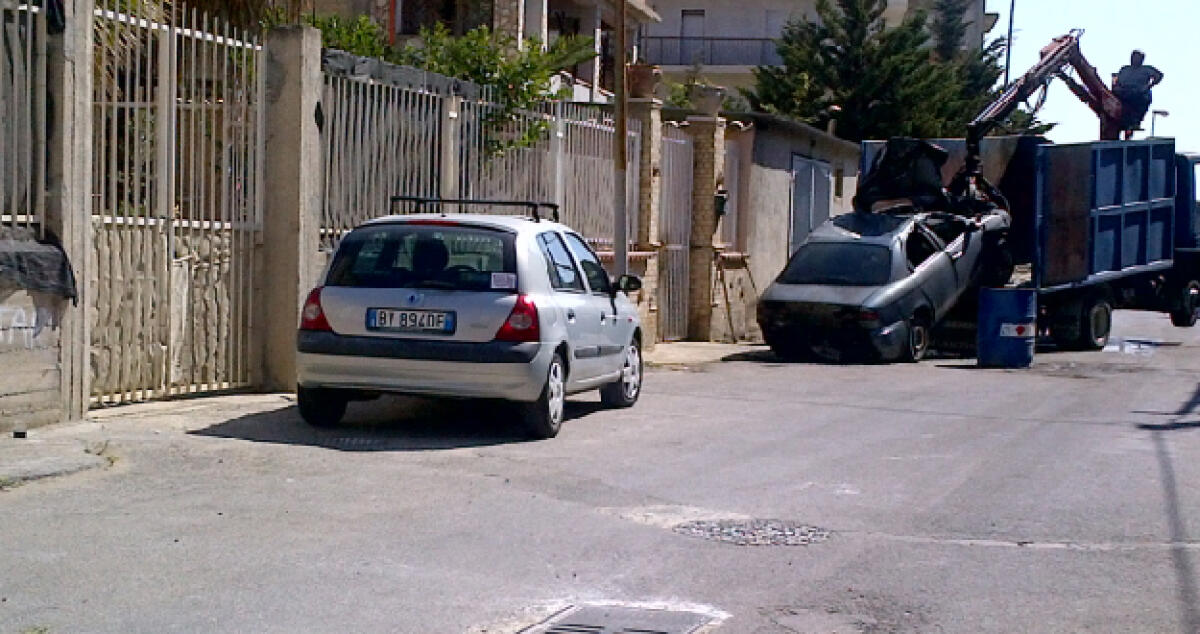 Fuoco a San Giacomo e Settefarine, distrutta la Yaris di un operaio - 