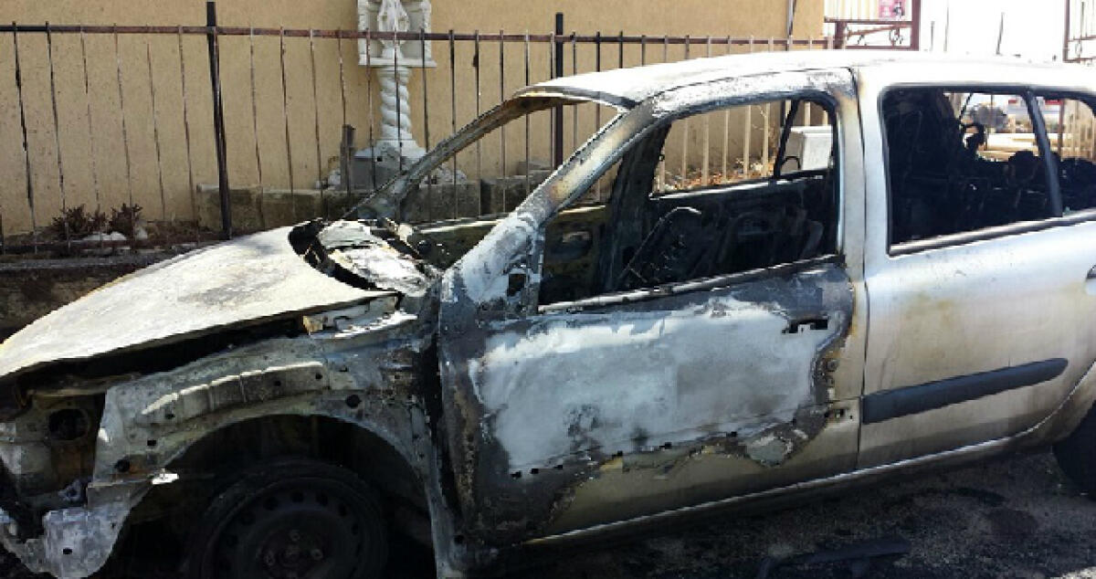 Fiamme all'automobile di un operaio, una Renault gravemente danneggiata dal rogo - 