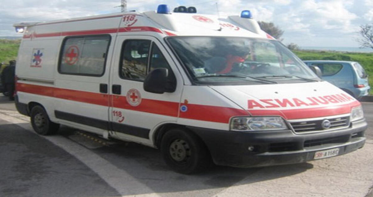 Auto impatta contro un'ambulanza che soccorre due ciclisti: ferito un medico - 
