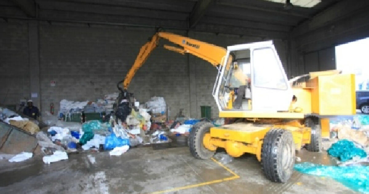 Rubano la plastica alla Tekra? Gli abusivi in azione: presentata una denuncia - 