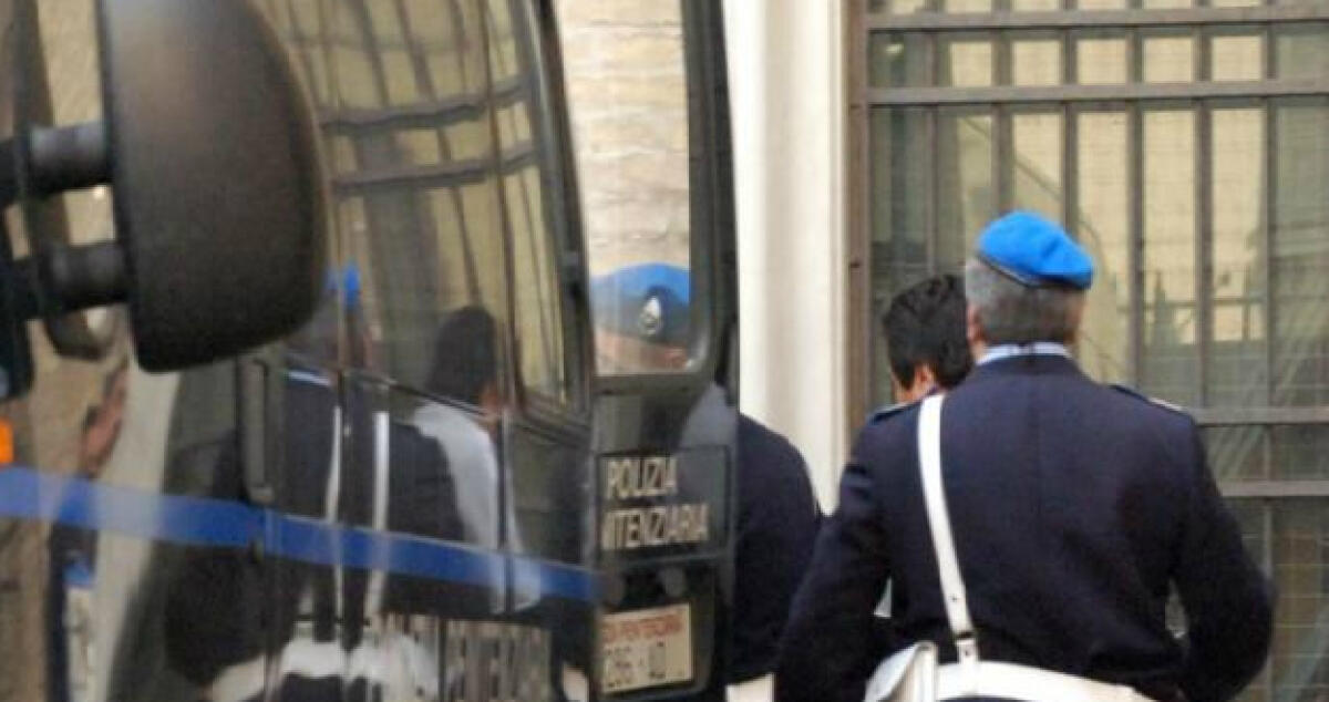 Evade dai domiciliari per andare in tribunale, un ventenne arrestato in aula - 