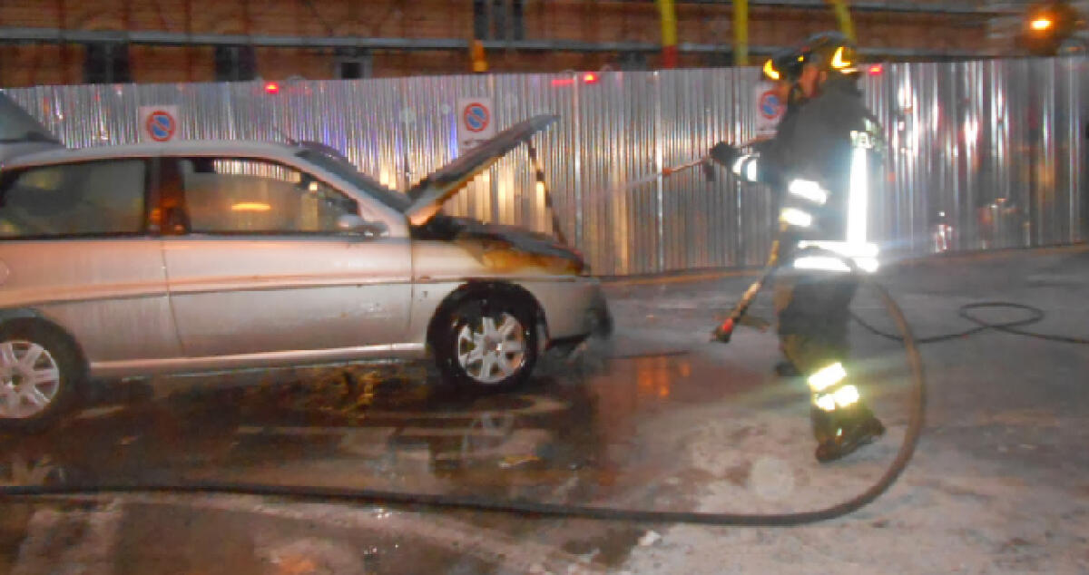 Fiamme tra le palazzine di Scavone, nella notte colpita la Lancia Y di una casalinga - 