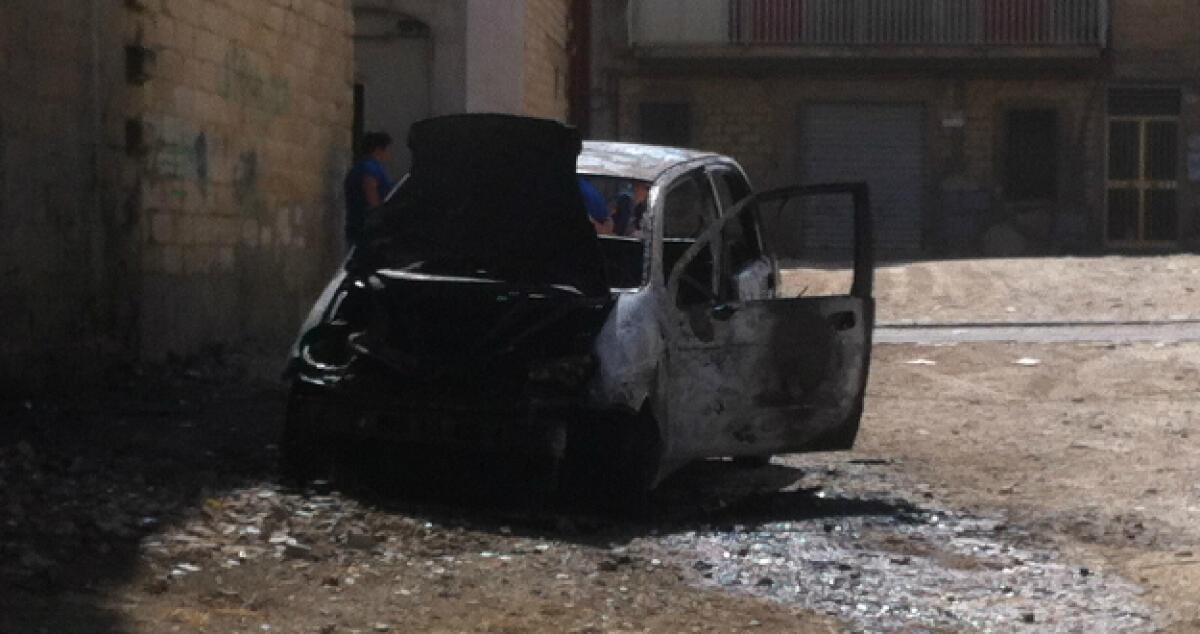 Rubano l'auto ad una donna e appiccano il fuoco in pieno giorno a Sant'Ippolito - 