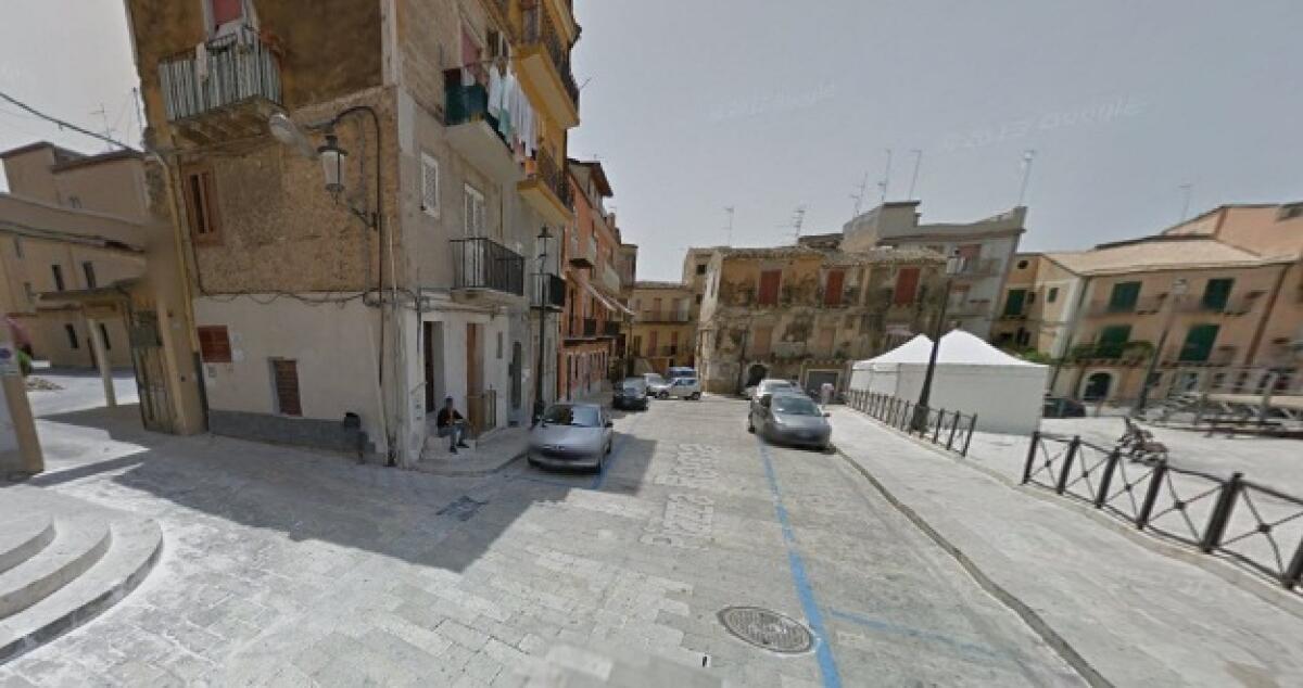 Hashish e coltello, primi sequestri dei carabinieri sulla movida di piazza Roma - 