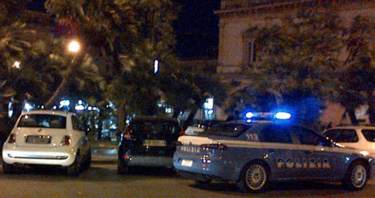 Rissa tra giovanissimi in piazza Roma, arriva la polizia e tanti scappano - 