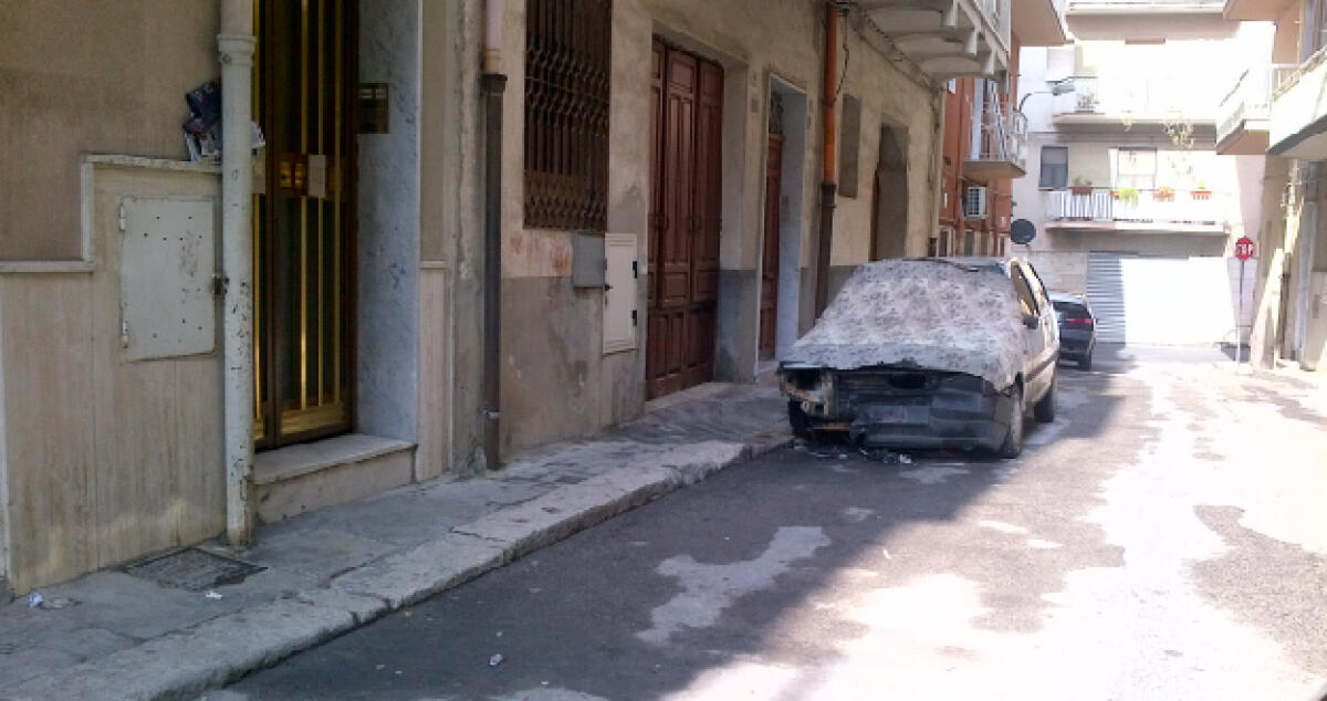 Fiamme a San Giacomo, incendiata una Fiat Uno e danneggiata una Ford - 