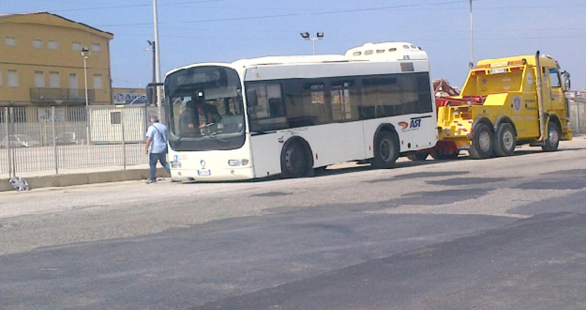 Bus dell'Ast in panne sulla 115, interviene il soccorso stradale: auto in coda - 
