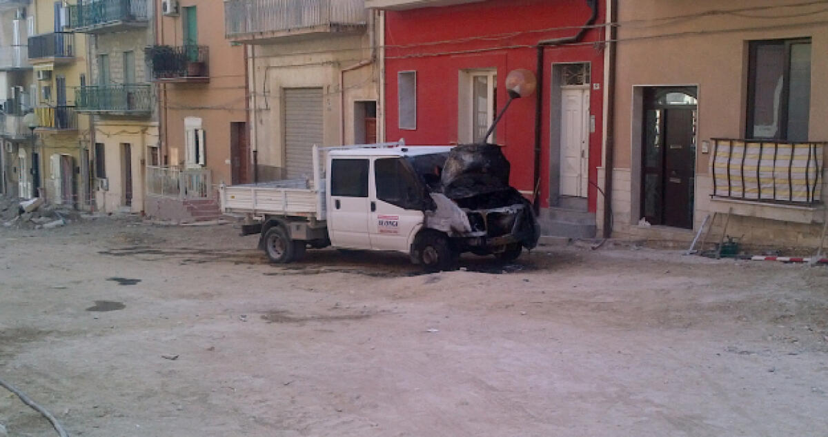 Fiamme nel cantiere di via Omero, distrutto un furgone dell'azienda Alongi - 