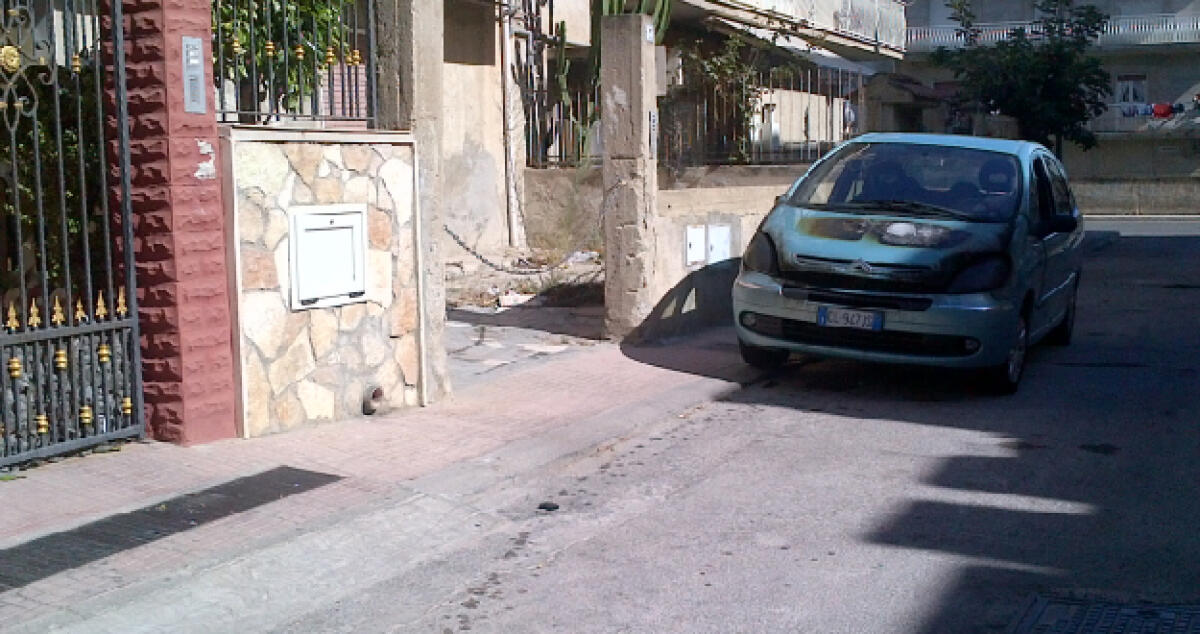 Incendio a Fondo Iozza, le fiamme colpiscono il vano motore di una Citroen - 