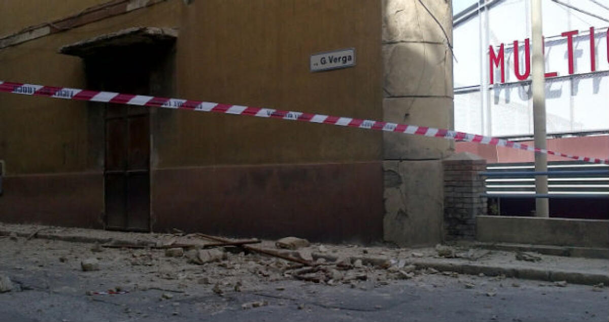 Calcinacci e travi giù in via Verga e via Tevere, scongiurati danni ai passanti - 