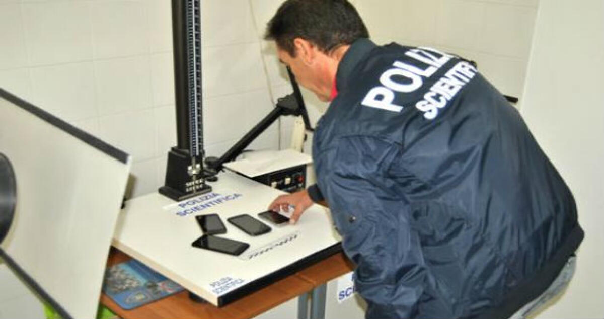 Ruba un Iphone ma continua a scattare foto, scoperto a Roma e denunciato - 