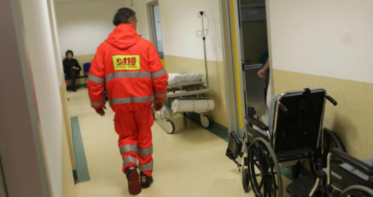 Si ferisce in campagna e rischia di perdere un dito, finisce al pronto soccorso - 