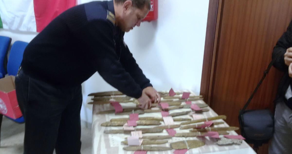 Anziana nascondeva 69 reperti antichi, consegnati dai parenti ai carabinieri - 