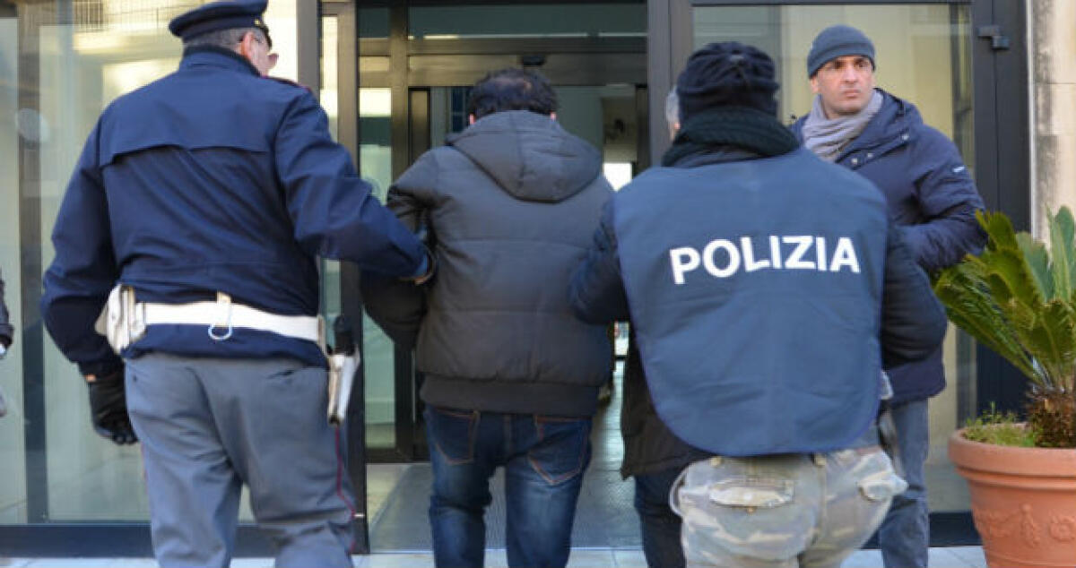 "Tute e scarpe per i detenuti mai pagate", due commercianti denunciano in aula - 