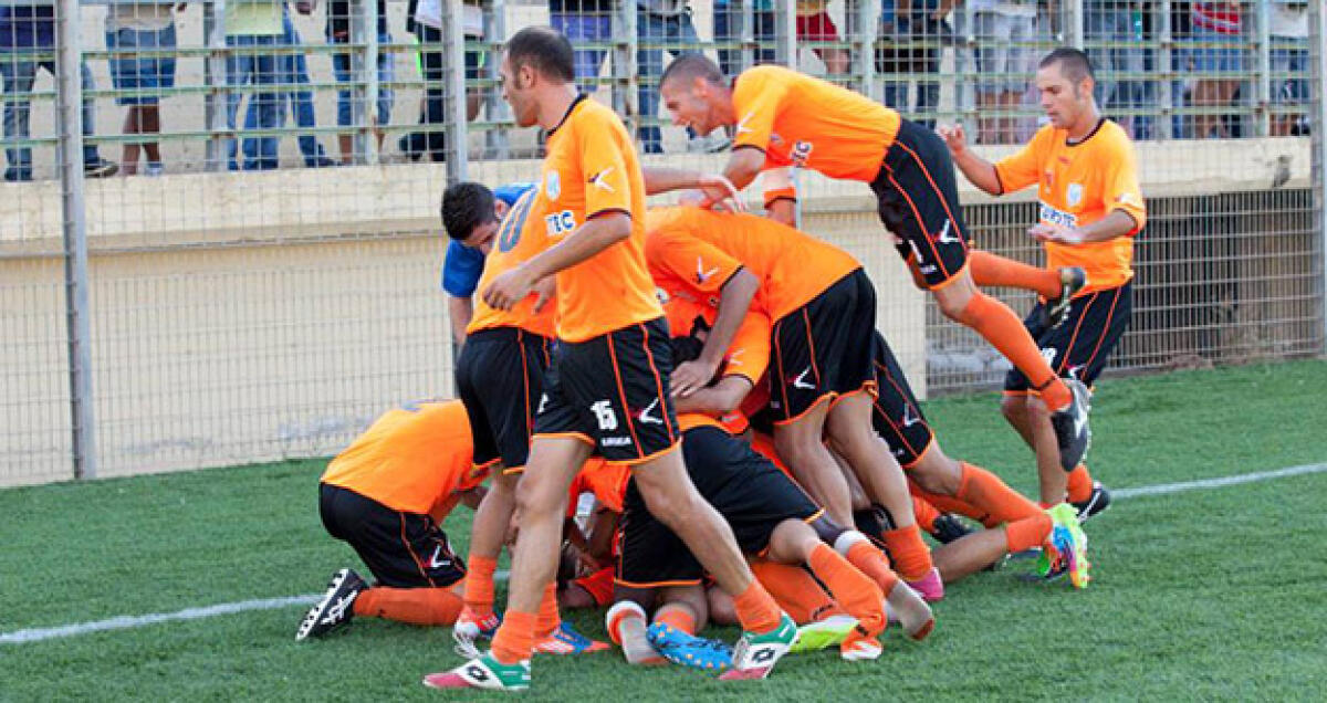 Il Gela accanto ai lavoratori dell'Eni, giocatori in campo con l'elmetto - 