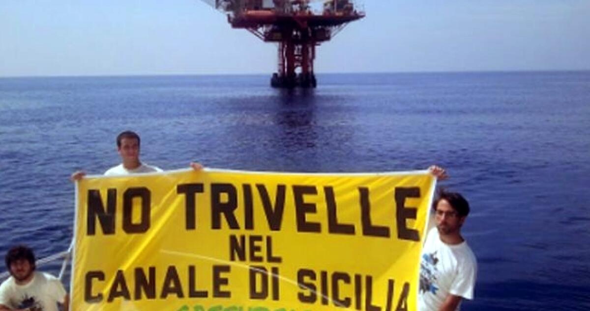 Assalto di Greenpeace alla piattaforma Eni: "Renzi No trivelle, stop Fossile" -