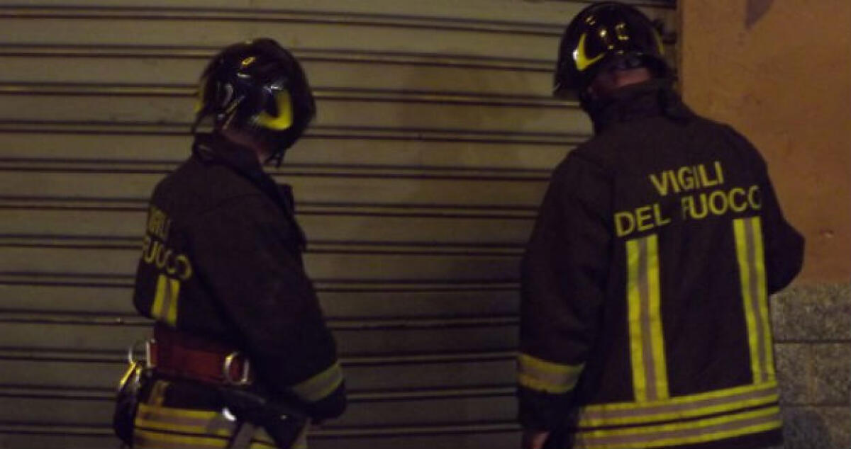 Fiamme nella notte in contrada Passo di Piazza, allarme per una casa rurale - 