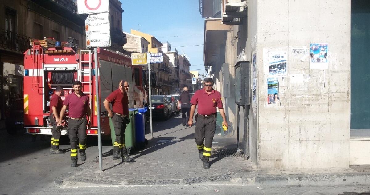 Al fuoco, al fuoco! ma era solo spazzatura che stava bruciando nella caditoia - 