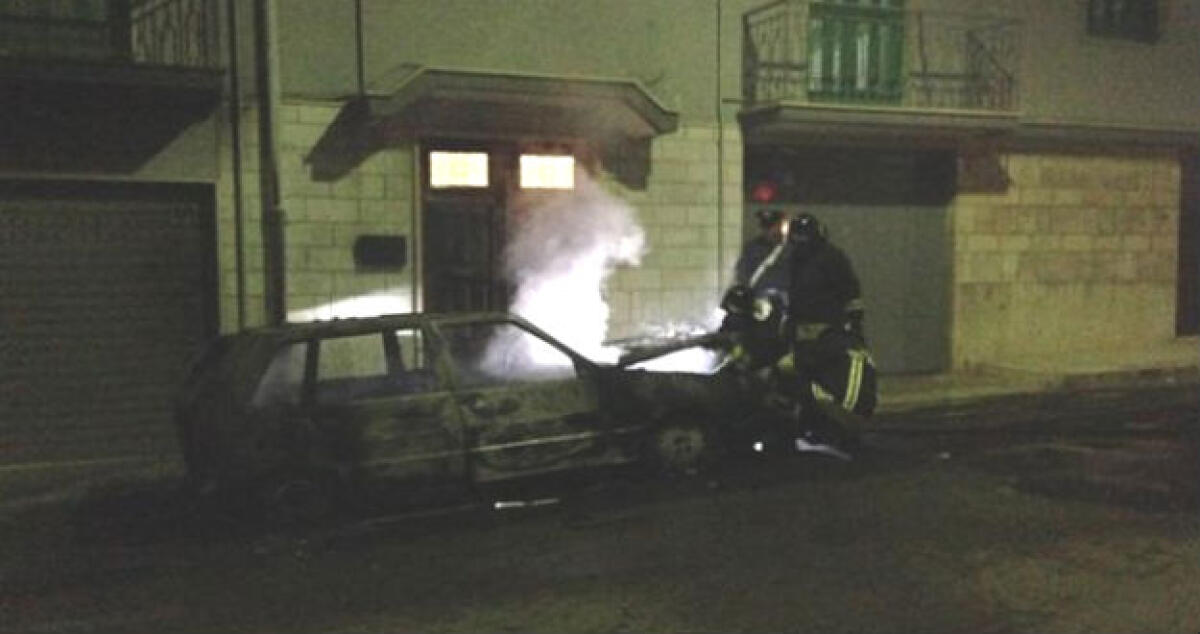 Fiamme nella notte in via Crispi, distrutta la Fiat Uno di un cittadino romeno - 