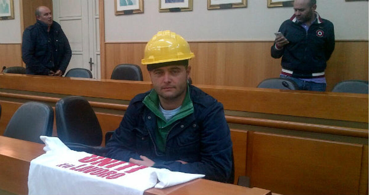 Elmetti gialli in aula e sì a debiti per 1 milione di euro: "Verifiche sui dirigenti" - 