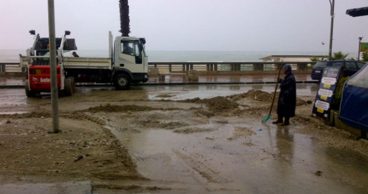 Violento temporale, il fango si riversa sul lungomare Federico II: strade in tilt - 