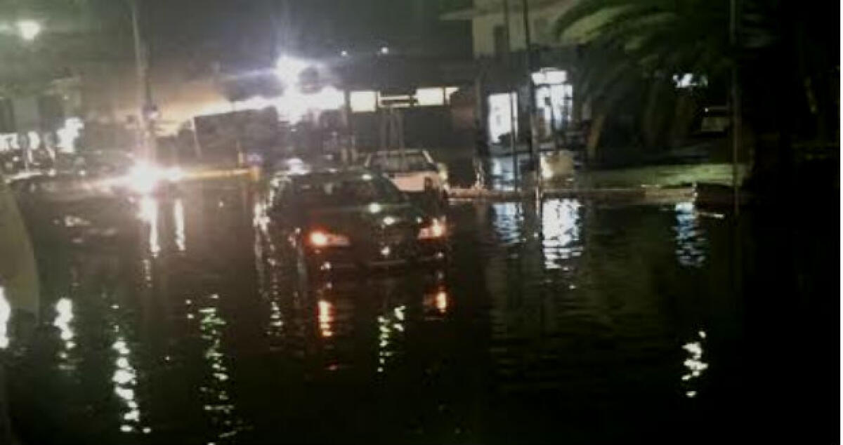 La pioggia invade la città, via Venezia è una laguna: allagamenti nel centro storico - 