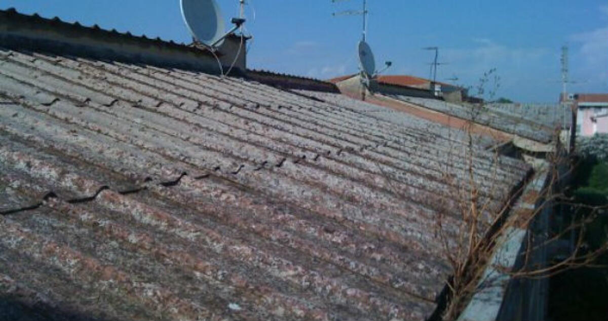 Minaccia amianto in città, fibre rilasciate dai vecchi tetti: scattano i controlli - 