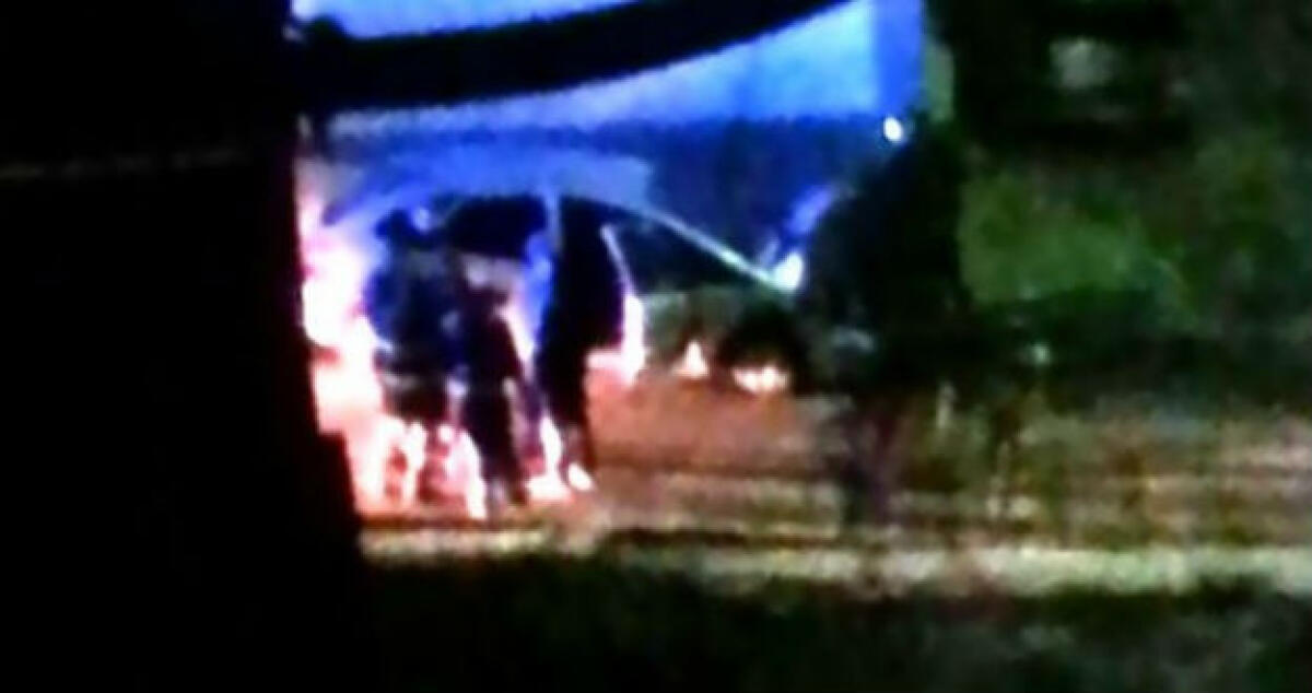 Rissa in piazza Roma e nuove polemiche, Citroen in fiamme a Caposoprano - 