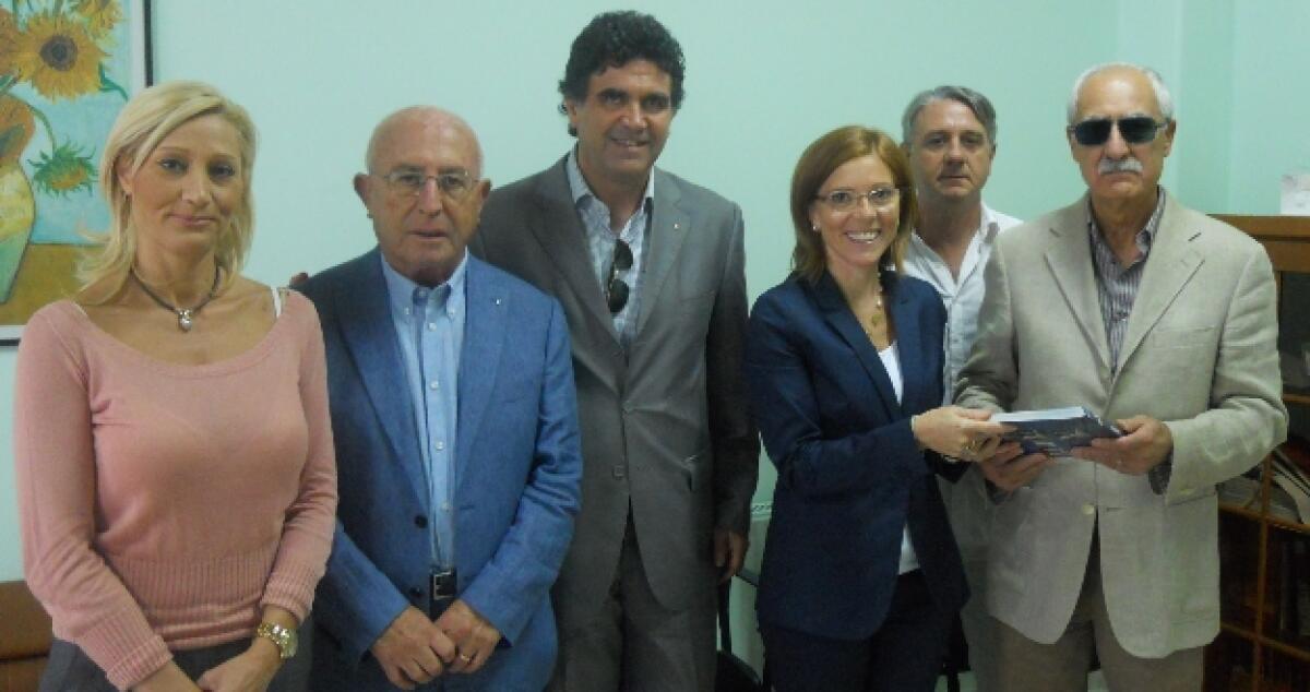 Libri agli alunni delle famiglie in difficoltà, dono del Lions Club alla scuola Verga - 