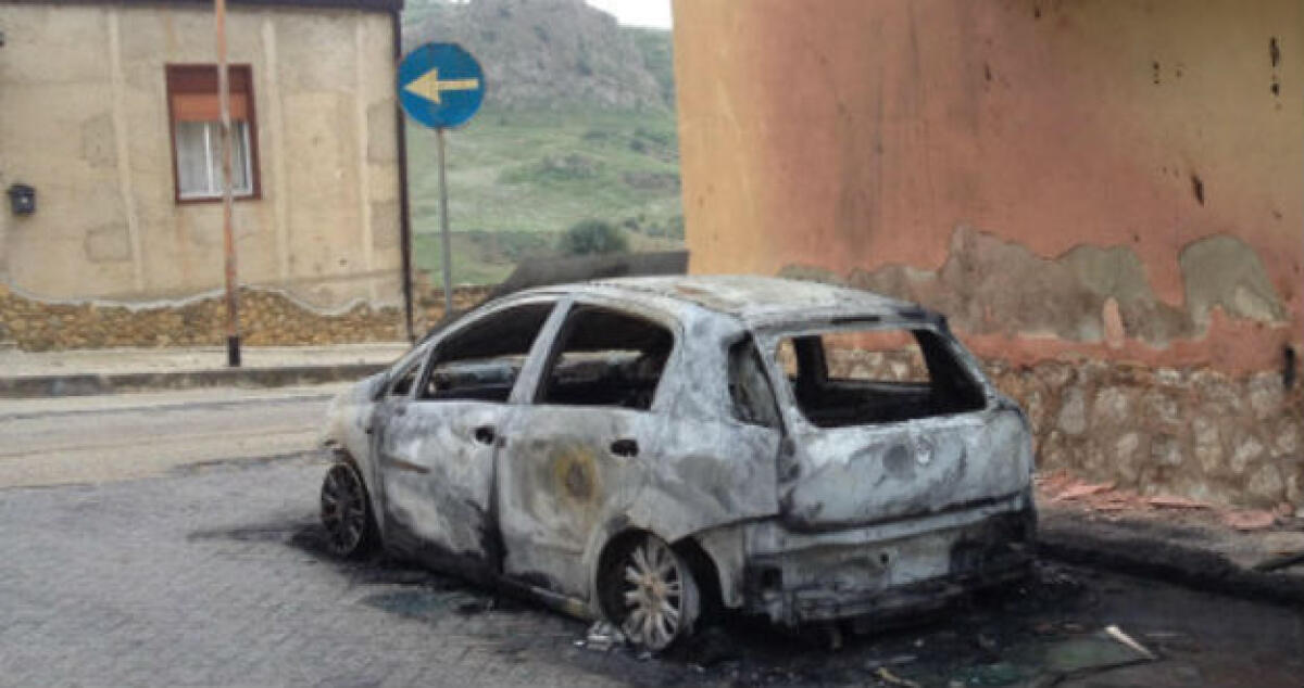 Fiamme a Macchitella, nella notte incendiata la Fiat Punto di un pregiudicato - 