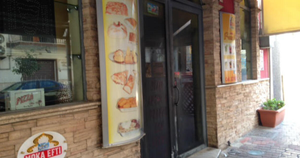 Gli incendiari colpiscono la pizzeria Four Arch, fiamme nella notte in via Crispi - 