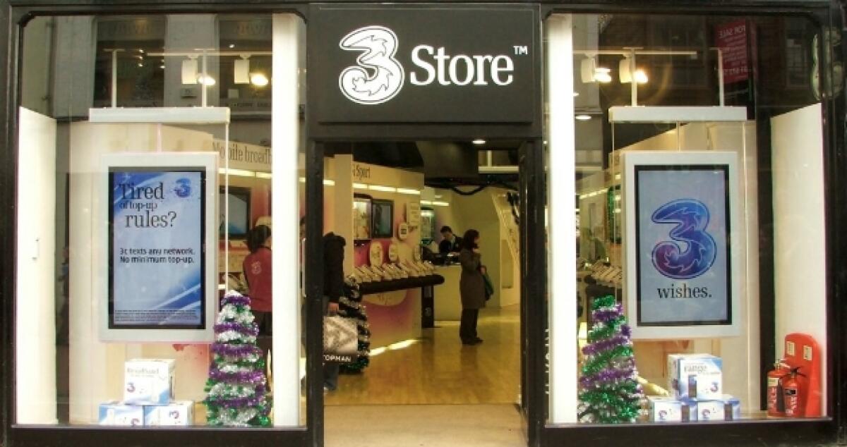 Furto nello Store Tre, i ladri entrano e portano via i nuovi smartphone - 