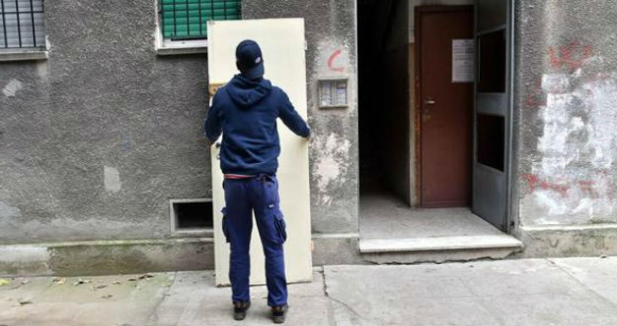 Con tre figli e senza lavoro occupa un alloggio: pagherà una multa da 200 euro - 