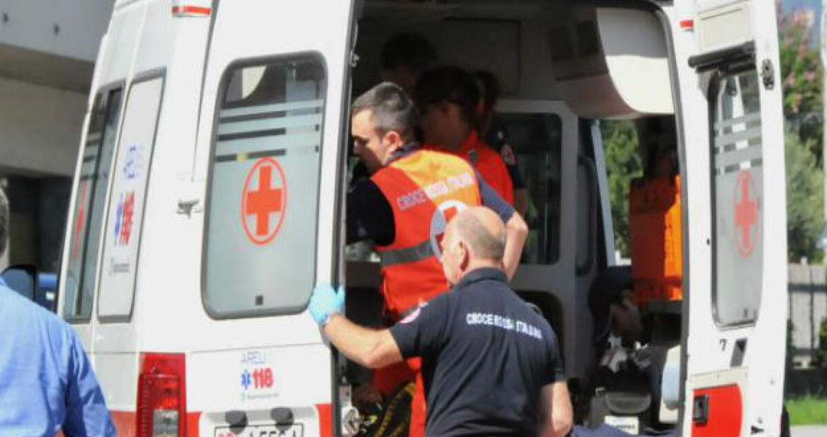 Precipita dalle scale di casa, emorragia cerebrale per un giovane operaio - 