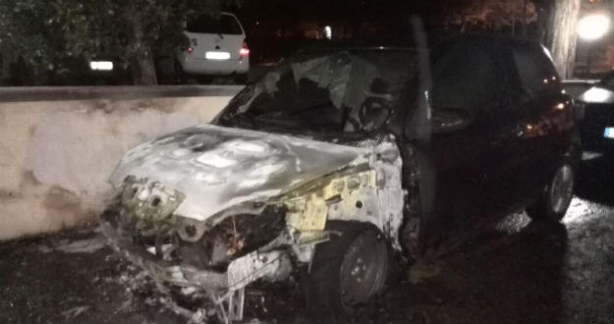 Fiamme nella notte a Settefarine, danneggiata una Lancia Y in via Tiepolo - 