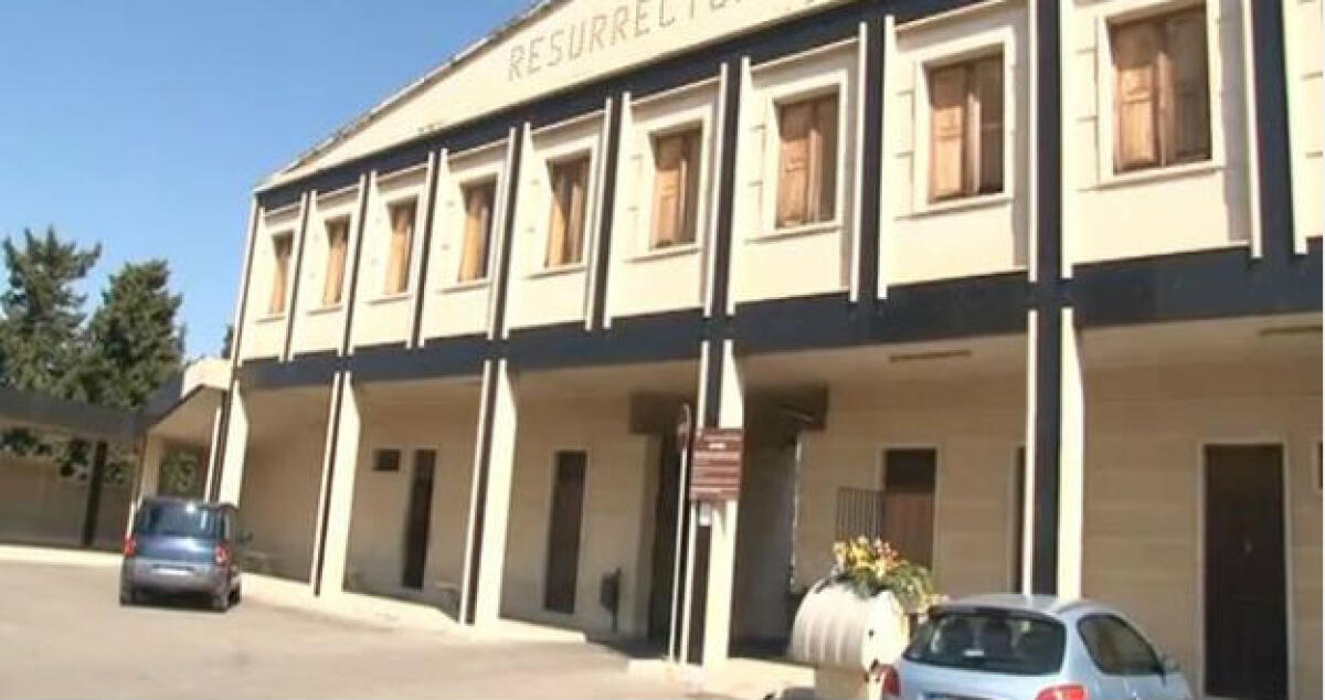 Gli abusivi della sosta anche al cimitero di Farello, pagare per parcheggiare - 