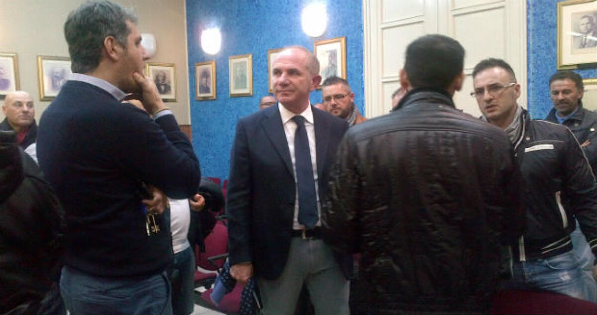 Consiglio ancora out! Cade il numero legale: gli operai Eni protestano in aula - 