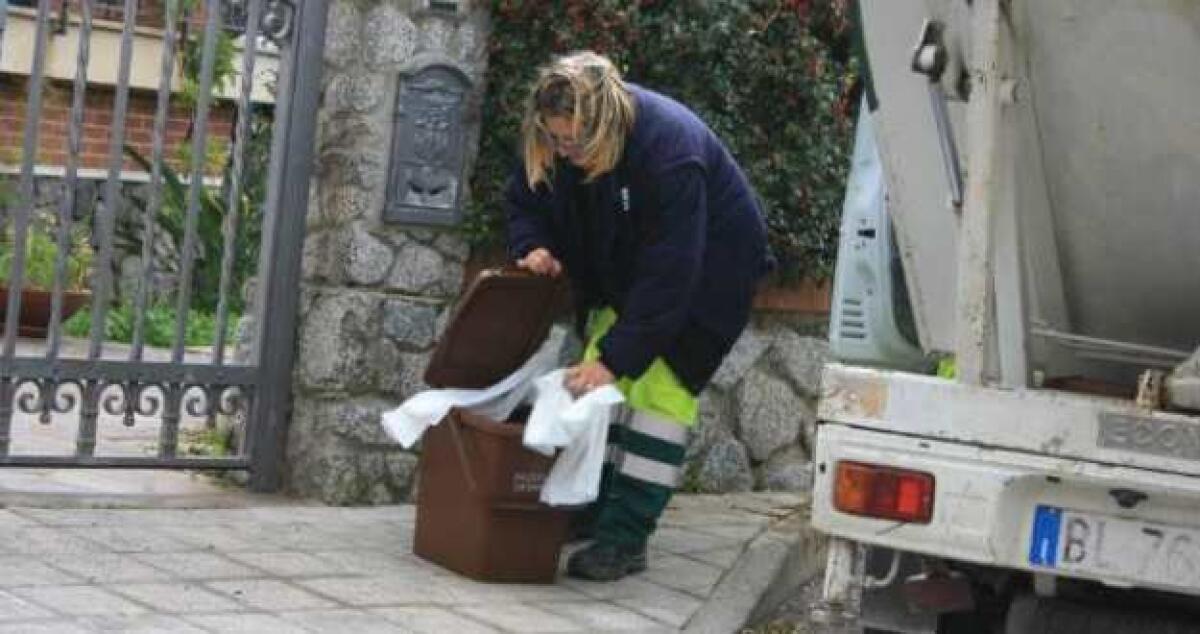 Umido e plastica, riprende la distribuzione dei sacchetti porta a porta tra i quartieri - 