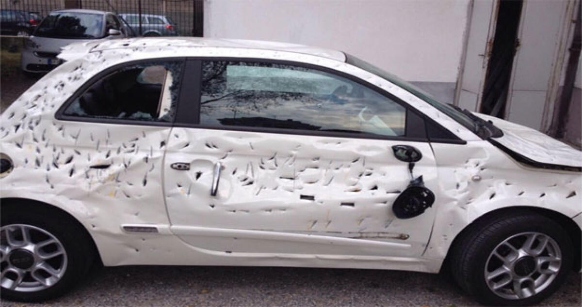 L'auto non parte, il proprietario la distrugge a picconate - 
