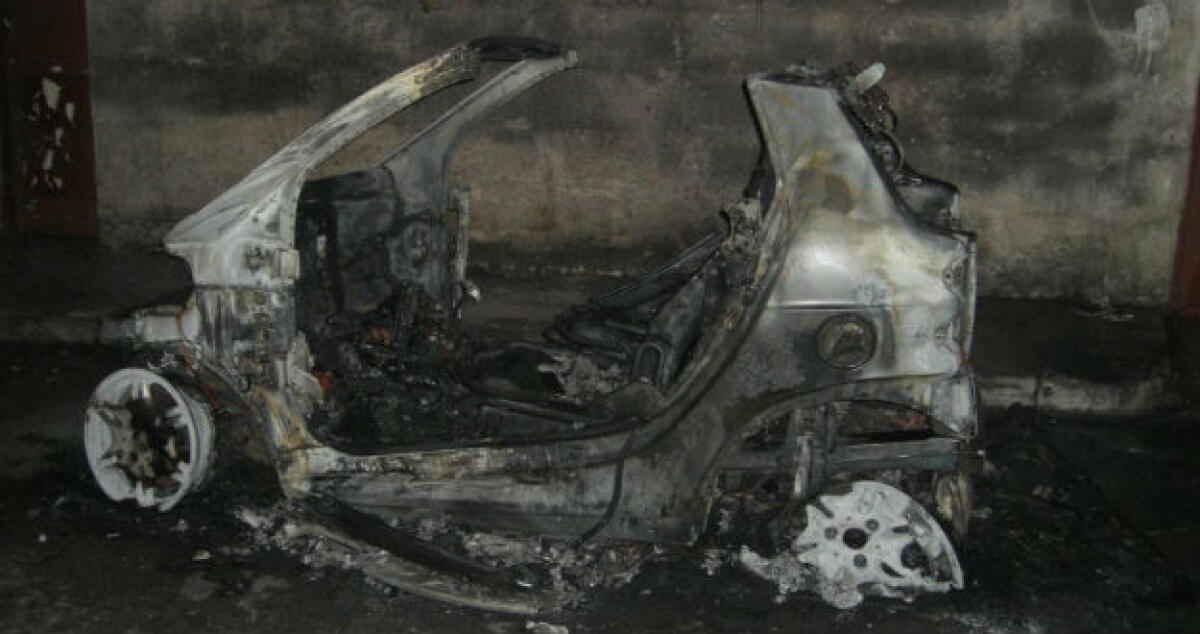 Avvertita la sorella dell'ex collaboratore, Smart incendiata e pregiudicato a giudizio - 