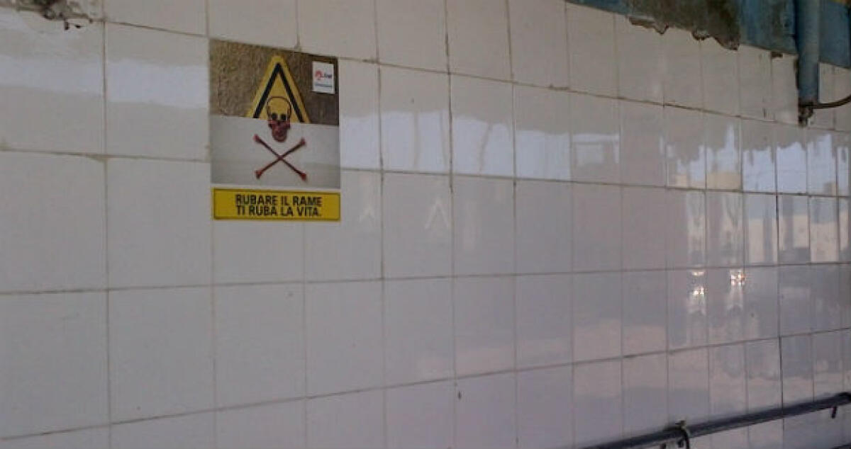 Il rame va ancora a "ruba", c'è chi avverte i ladri: una targa per metterli in guardia - 
